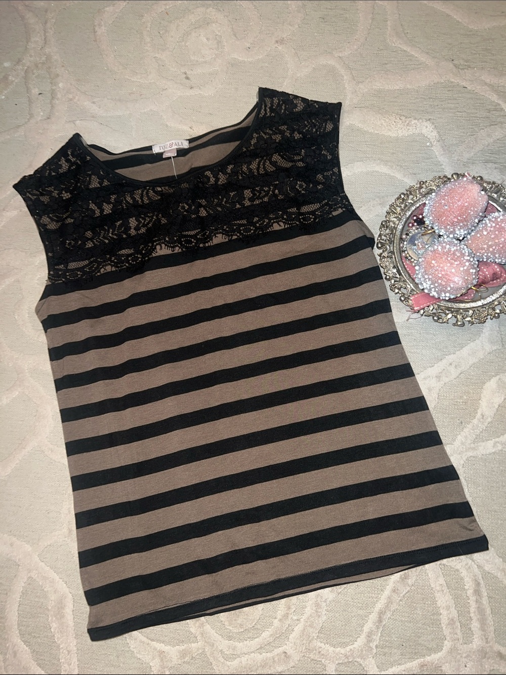 NWT🌷ROZ & ALI🌷Black taupe stripe lace trim short sleeve knit top